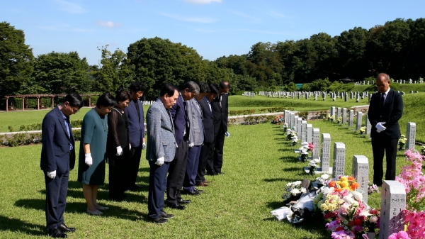 김지철 교육감을 비롯해 충남교육청 관계자들은 14일 1991년 최초로 일본군 위안부 피해 사실을 공개 증언한 고 김학순 할머니 묘소를 참배하고 있다.