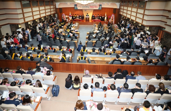 선문대학교는 14일 아산캠퍼스 국제회의실에서 2018학년도 후기 학위수여식을 개최했다.