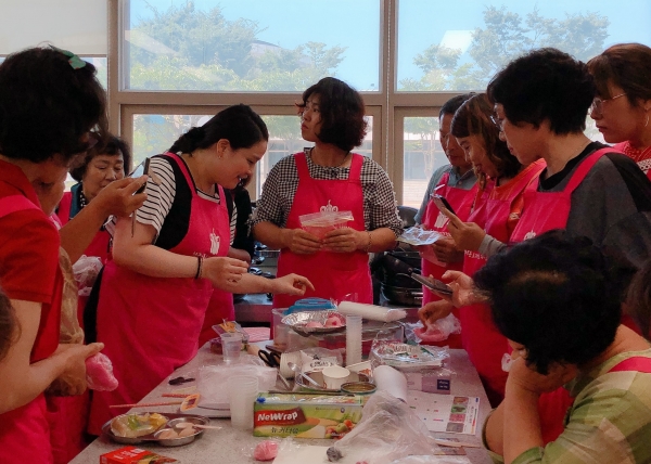 청양지역 농촌체험농가 소속 요리사 5명이 한국아동요리지도자협회 인증 아동요리 전문가로 인정돼 농촌체험과 건강한 아동요리를 접목한 프로그램을 운영할 수 있게 됐다.