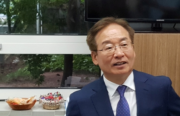 김재혁 신임 대전시 정무부시장이 19일 시의회 기자실을 방문, 기자들과 대화를 나누고 있다.