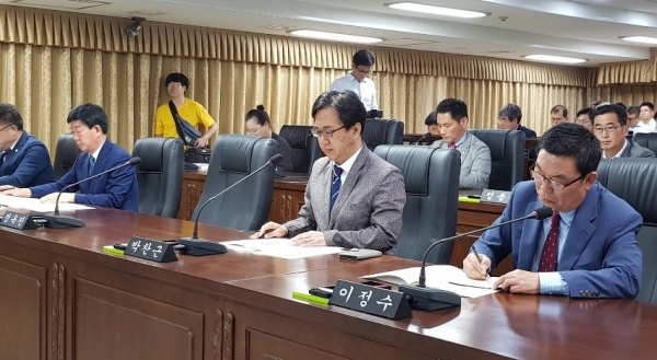 박찬근 전 중구의원이 자신을 제명한 중구의회를 상대로 소송을 제기하면서 본격적인 법정다툼이 예상된다. 사진은 박 전 의원이 제명전 본회의장에 앉아있는 모습.