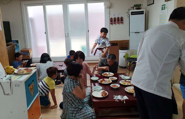 한국조리사협회 대전시지회는 19일 오전 11시 30분부터 서구 갈마동 향기로운 지역아동센터를 찾아 결손이동과 돌봄 어린이 등 50여명에게 무료 급식봉사활동을 펼쳤다.