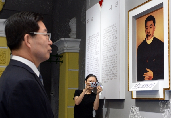 양승조 충남도지사가 23일 중국 헤이룽장성 하얼빈 안중근 의사 기념관을 찾아 안 의사의 사진을 보고 있다.