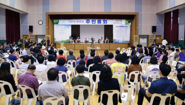 대전 서구(구청장 장종태)는 지난 24일 봉산초등학교 대강당에서 주민 400여 명이 참여한 가운데 ‘함께 가꾸는 마을 갈마1동 주민총회’를 개최했다