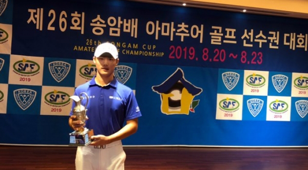 대전 출신인 배용준 선수가 송암배 아마추어 골프선수권 대회에서 우승을 차지했다.