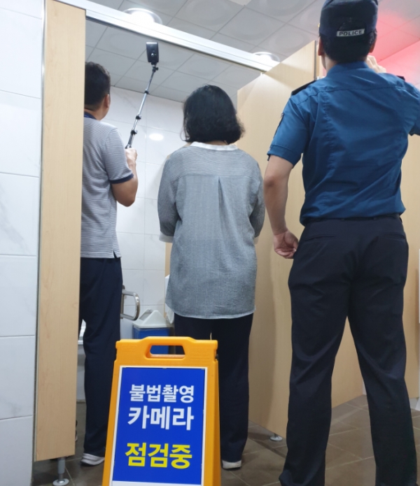 서부‧둔산 경찰서, 시‧구 합동으로 불법촬영탐지 장비를 활용해 공중화장실 내 안전 관리실태를 점검하고 있다