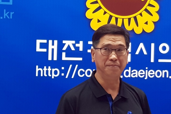 방차석 대전 서구의원이 28일 오후 대전시의회 기자실에서 의원직 사퇴에 이어 민주당 탈당까지 선언하며 정치권을 떠나기로 했다는 뜻을 밝히고 있다.