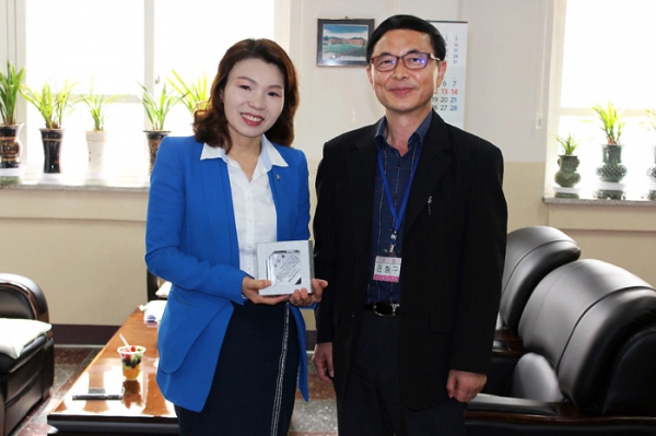 이금선 유성구의원(왼쪽)이 전형구 송강중학교 교장으로부터 감사패를 받고 있다.
