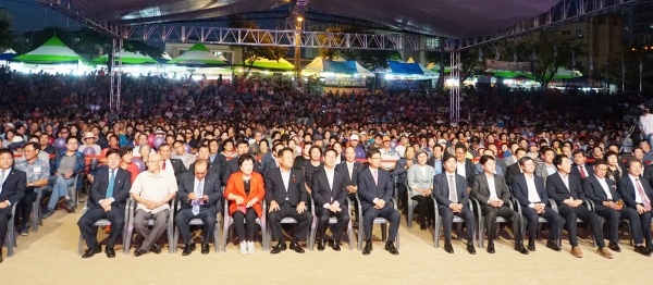 30일 `2019 청양고추·구기자축제'가  청양군 청양읍 백세건강공원에서 2만여명의 관광객이 참가한 가운데 화려한 막을 올렸다.