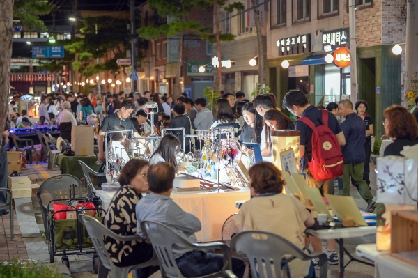 ‘2019 공주 문화재 2차 야행’이 30일부터 이틀간 공주 제민천 일원에서 열려 늦 여름밤 시민들의 행복지수를 높이고 있다.