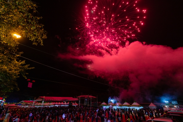 지난달 30일 청양군 백세공원에서 열린 2019 청양 고추ㆍ구기자축제 개막식에서 불꽃놀이가 펼쳐지고 있다.