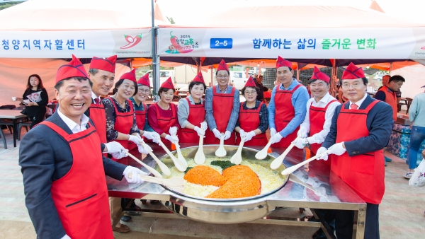 1일 2019 청양고추·구기자축제가 청양군 청양읍 백세건강공원에서 열린 가운데 관광객들이 고추보리밥 비벼먹기에 참가하고 있다.