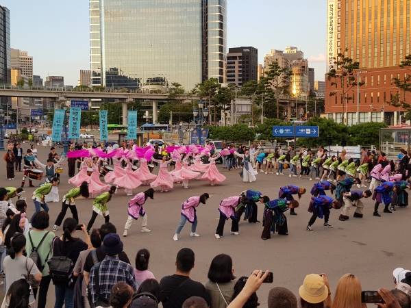 지난 31일 서울역 광장에서 펼쳐진 제65회 백제문화제 홍보 플래시몹(Flash mob).