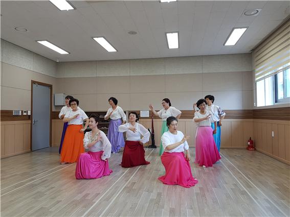 부여군 평생학습관에서 운영하고 있는 평생교육 정규강좌 중 한국무용교육반 단원들이 연습을 펼치고 있다.