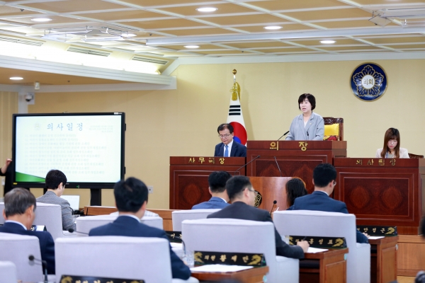 아산시의회는 3일 214회 임시회 2차 본회의에서 유성기업 노사문제의 평화로운 해결을 촉구하는 성명서를 채택·발표했다.