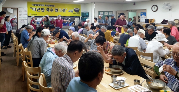 다문화장학회 유성구지회는 4일 오전 11시 30부터 오후 1시 까지 대전 유성구노인복지관에서 유성구 거주 어르신 200여 명에게 무료급식봉사활동을 펼쳤다