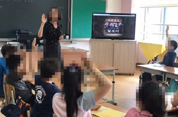 김미용 교사가 학생들과 계기수업을 하는 모습.