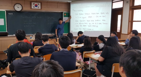대전지역 교사 2명이 학생들을 대상으로 일본의 경제보복과 관련해 계기 수업을 진행해 주목된다. 사진은 이종욱 교사가 중학교 3학년생들에게 계기수업하는 모습.