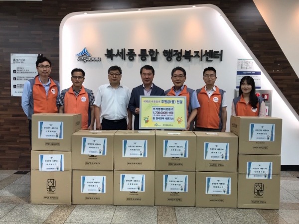 지난 6일 한국전력공사 세종지사가 조치원읍에 명절에 불우이웃에 써달라고 170만 원 상당의 지역 특산품 선물세트 60개를 전달했다.