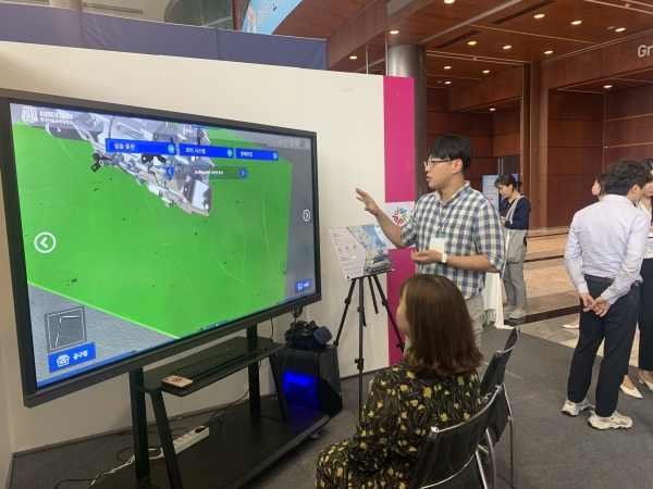 코리아텍 온라인평생교육원은 지난 9일부터 10일까지 서울 코엑스에서 열린 2019년 인적자원 개발 컨퍼런스 행사에 참여해 가상현실 등 4차 산업관련 신기술 첨단 설비를 전시했다.