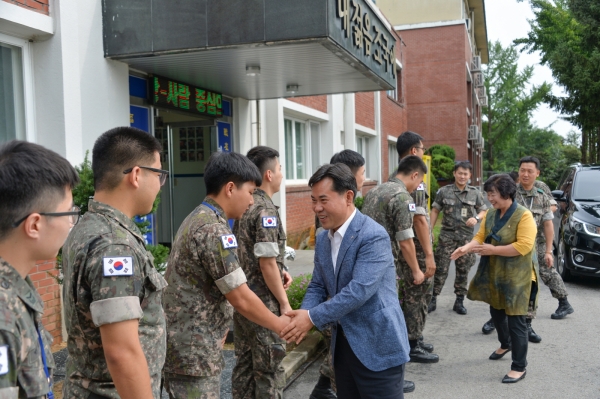박정현 부여군수가 추석명절을 맞아 군부대를 방문해 장병들과 인사를 나누고 있다.
