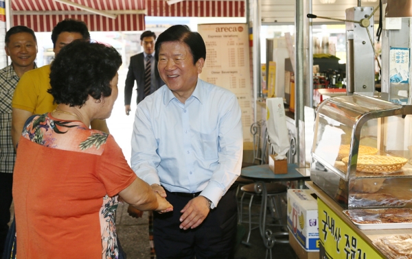 박병석 더불어민주당 의원이 추석을 맞아 지역 전통시장을 돌며 상인, 주민들과 인사를 하고 있는 모습. 박병석 의원실 제공