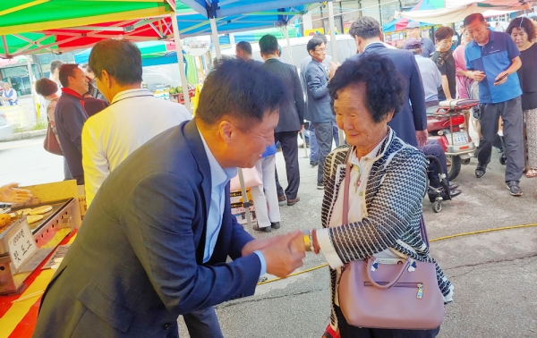 이규희 민주당 의원이 천안 전통시장을 찾아 지역민과 인사를 나누고 있는 모습. 이규희 의원실 제공