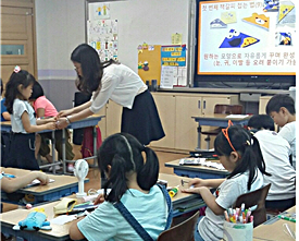 세종시 한 초등학교에서 수업지원교사가 수업을 진행하고 있다.