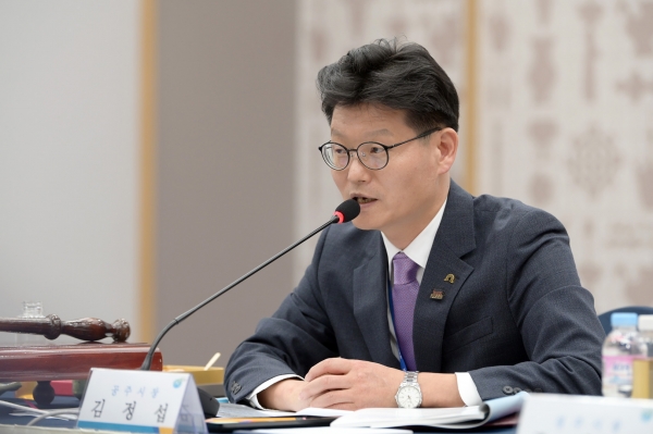 한국세계유산도시협의회가 19일 경주 화백컨벤션센터에서 17개 회원도시 단체장들이 참석한 가운데 임시회의를 가졌다. 사진은 김정섭 회장이 회의를 주제하고 있다.