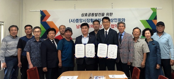 대전 남대전장례식장은 19일 중앙시장 활성화구역 상인회와 두 기관의 공동발전과 회원과 직원들의 복지증진을 위한 업무협약을 체결했다.