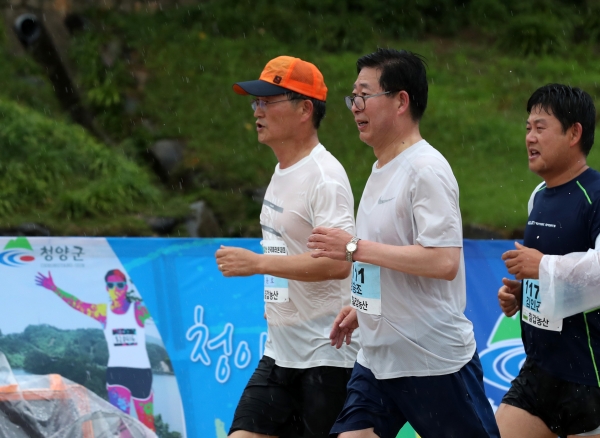 양승조 충남지사가 청양 마라톤대회에 참석했다(사진 가운데가 양지사.충남도제공)
