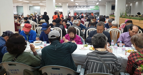 한국조리사협회 대전시지회는 25일 오전 11시 30분부터 대전 서구청 직원식당에서 대한노인회 대전서구지회 소속 어르신 500여명에게 무료 급식봉사활동을 펼쳤다.