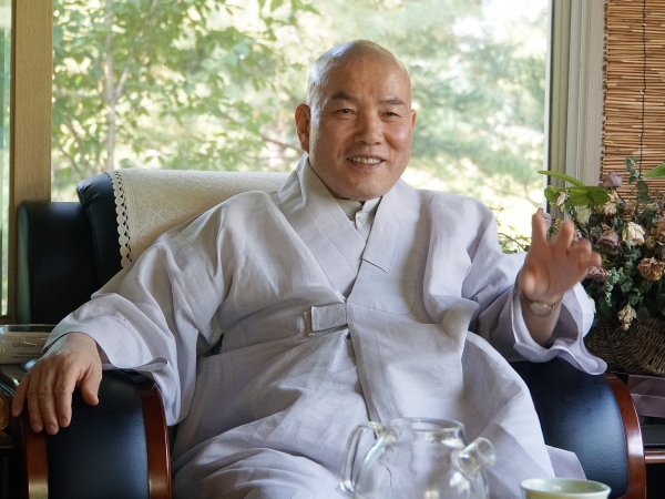 영평사 주지 환성(幻惺)스님이 오는10월5일부터 13일까지 열리는 영평사 구절초축제에 대해 설명하고 있다.