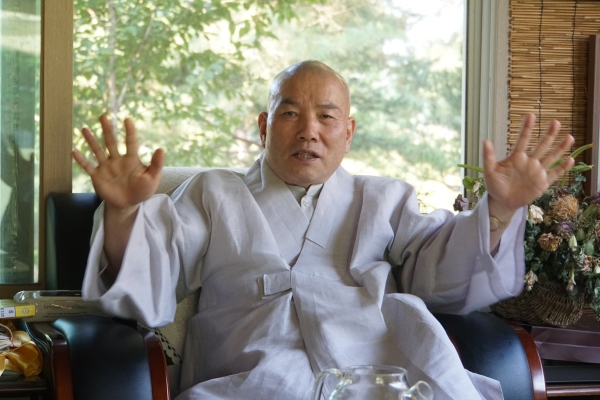영평사 주지 환성(幻惺)스님이 오는10월5일부터 13일까지 열리는 영평사 구절초축제에 대해 설명하고 있다.