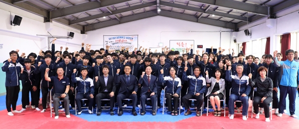 설동호 대전교육감이 제100회 전국체전에 대전대표로 출전하는 대전체고 선수들을 만나 격려했다.