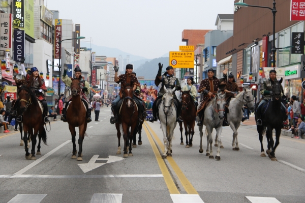 대한민국 대표 역사문화축제 제65회 백제문화제가 백제의 고도 공주에서 화려하게 개막하면서 대장정에 들어갔다.