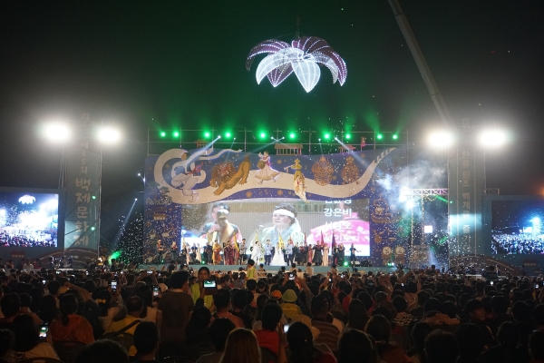 이날 개막공연이  ‘백제의 사계’를 백제문화의 정체성과 우수성을 재확인하는 공연으로 관람객들을 즐겁게 했다.