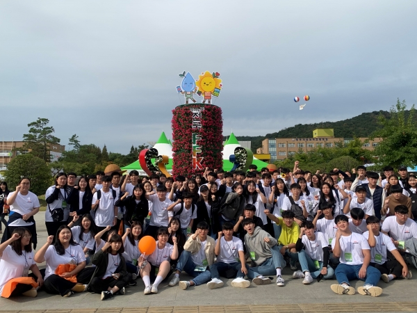 지난 24~26일까지 광주에서 열린 제48회 전국FFK전진대회에 참여한 충남농업계 고등학생들이 기념촬영을 하고 있다.