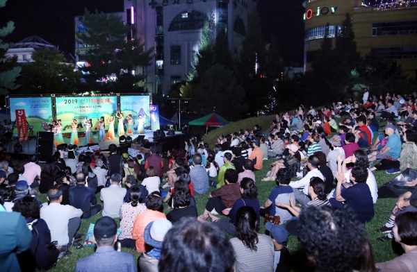 지난 28일 둔산선사유적지 일대에서 열린 제5회 ‘2019 선사마을축제’에서 1,000여명의 주민들이 축제를 즐기고 있다.