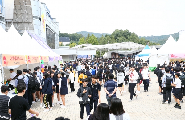 지난 27일 ‘제5회 청소년 나Be한마당’이 열린 국립중앙과학관에서 청소년들이 박람회장을 둘러보고 있다.