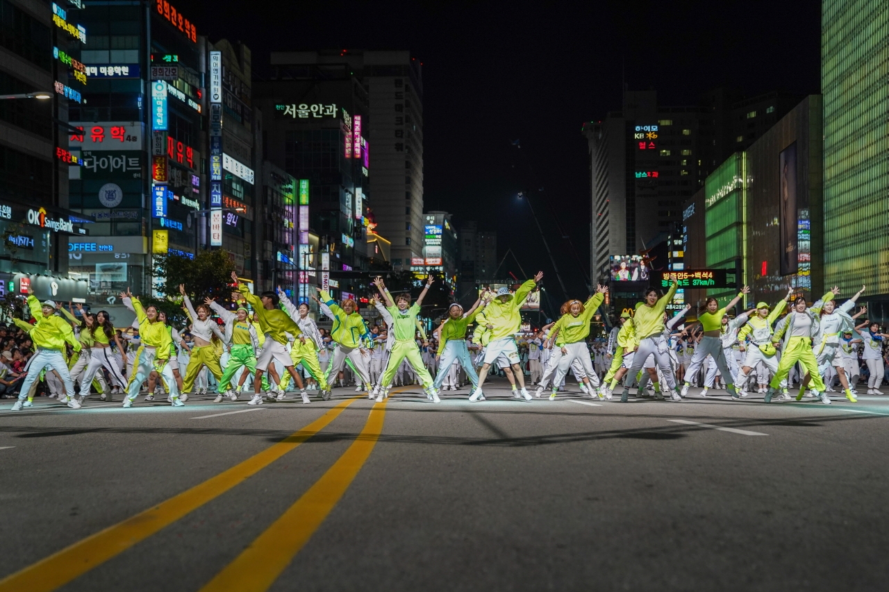 천안흥타령춤축제2019 거리퍼레이드 경연 우승을 차지한 '문화의 숲 코드' 팀 공연 모습