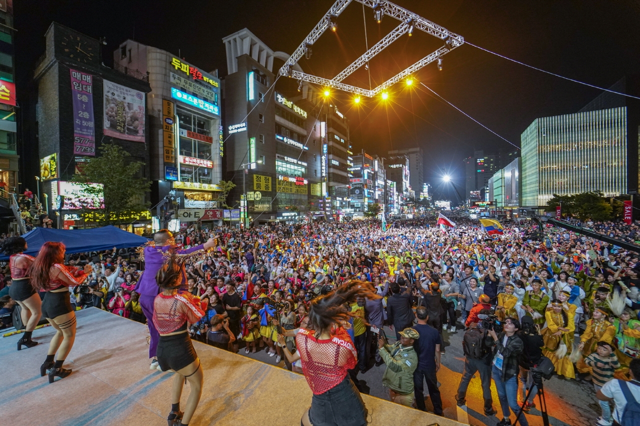 천안흥타령춤축제2019 거리퍼레이드에 수만 명의 관중이 운집했다.