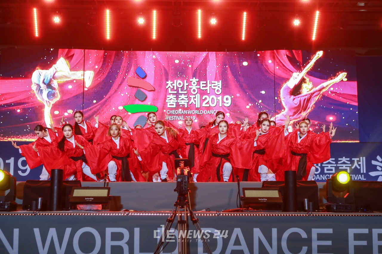 천안흥타령춤축제2019 일반부 대상을 차지한 'WSD' 팀 공연 모습.
