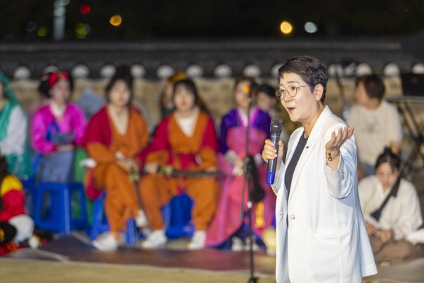 28일 동춘당 공원에서 열린 ‘제10회 김호연재 여성문화축제’에서 축하인사를 하고 있는 박정현 대덕구청장