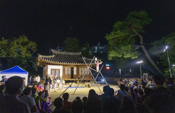 28일 동춘당 공원에서 열린 ‘제10회 김호연재 여성문화축제’에서 펼쳐진 여성 어름산이 줄타기공연 모습