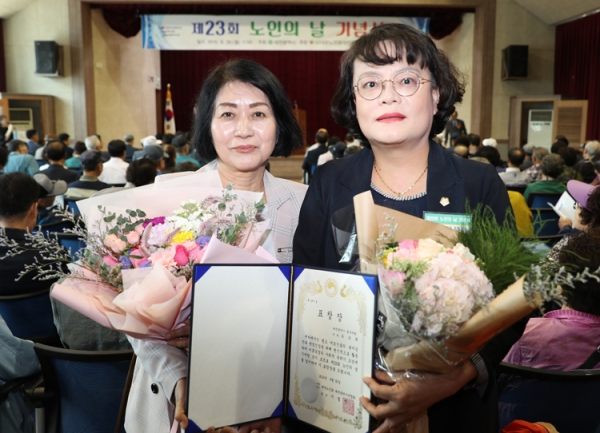 유승희 대전동구의원이 대한노인회 대전시연합회장 표창장을 받았다.