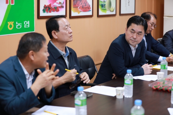 김종민 국회의원(사진 오른쪽)이 최근 노성농협 딸기공선회 회원들과 간담회를 갖고 딸기농가들의 고충을 청취했다.(사진=김종민의원실 제공)