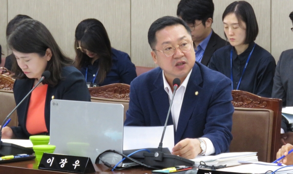 이장우 자유한국당 의원이 2일 환경부 국정감사에서 4대강 보 물관리위원회 위원들의 편향성 문제를 지적하고 있다. 이 의원실 제공