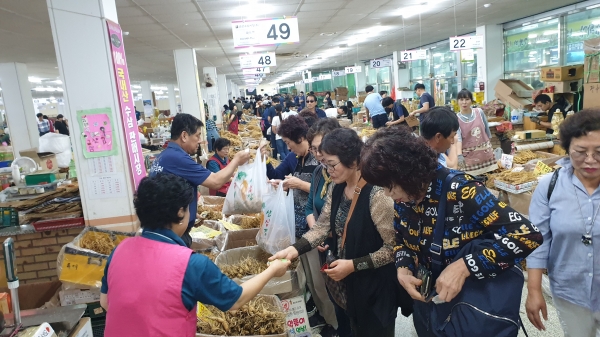 방문객들이 수삼시장에서 금산인삼을 구매하고 있다.