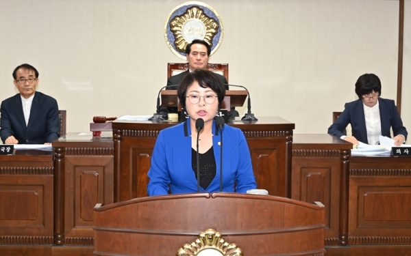윤원옥 대전 중구의원이 본회의장에서 조례안 수정발의를 제안하는 모습.
